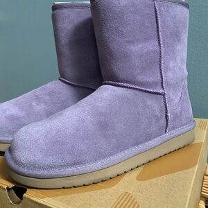 Koolaburra by Ugg Koola Short in Montana Grape (soft purple)